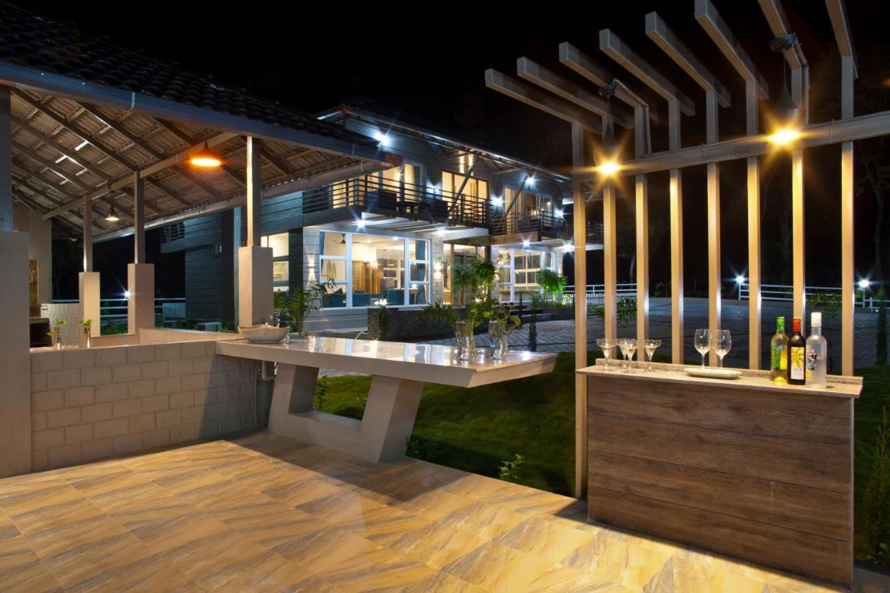 Coffee & Mist Luxury Villa- Comp Breakfast, Pool, Lounge, And Coffee Estate By Stayvista マディケーリ エクステリア 写真