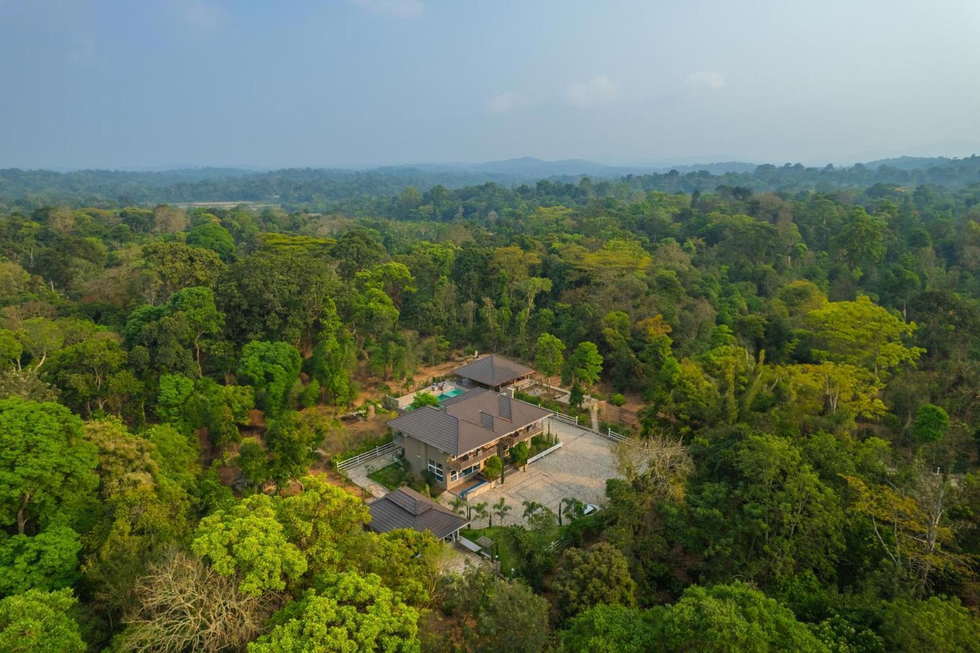 Coffee & Mist Luxury Villa- Comp Breakfast, Pool, Lounge, And Coffee Estate By Stayvista マディケーリ エクステリア 写真